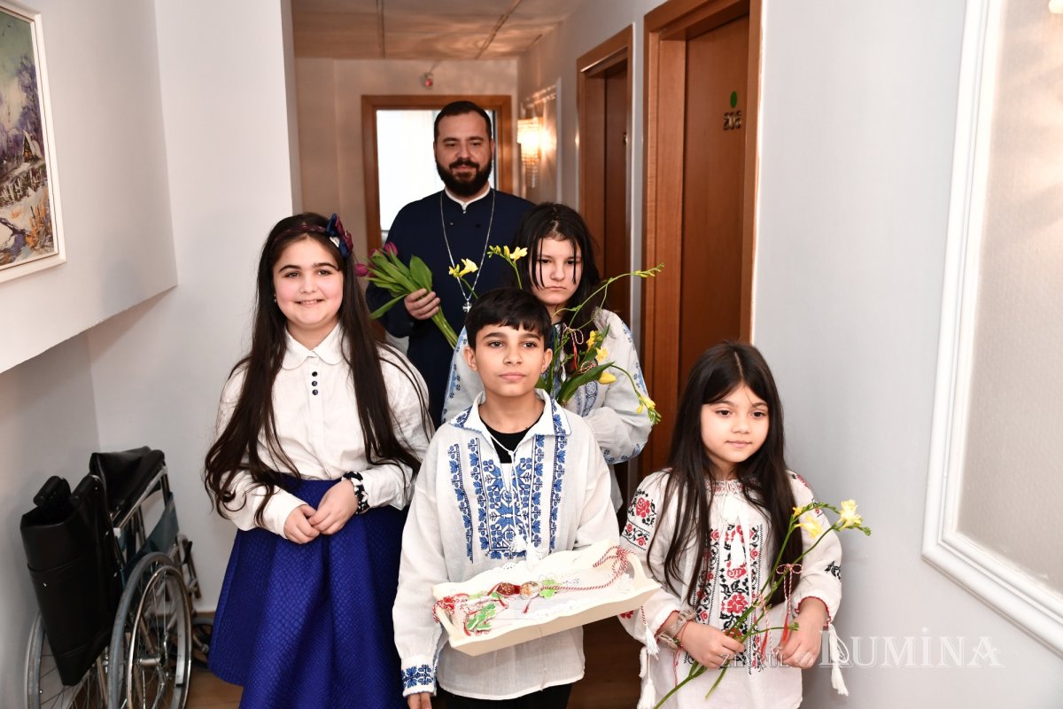 Cântece și daruri pentru rezidenții unui așezământ pentru vârstnici 288174