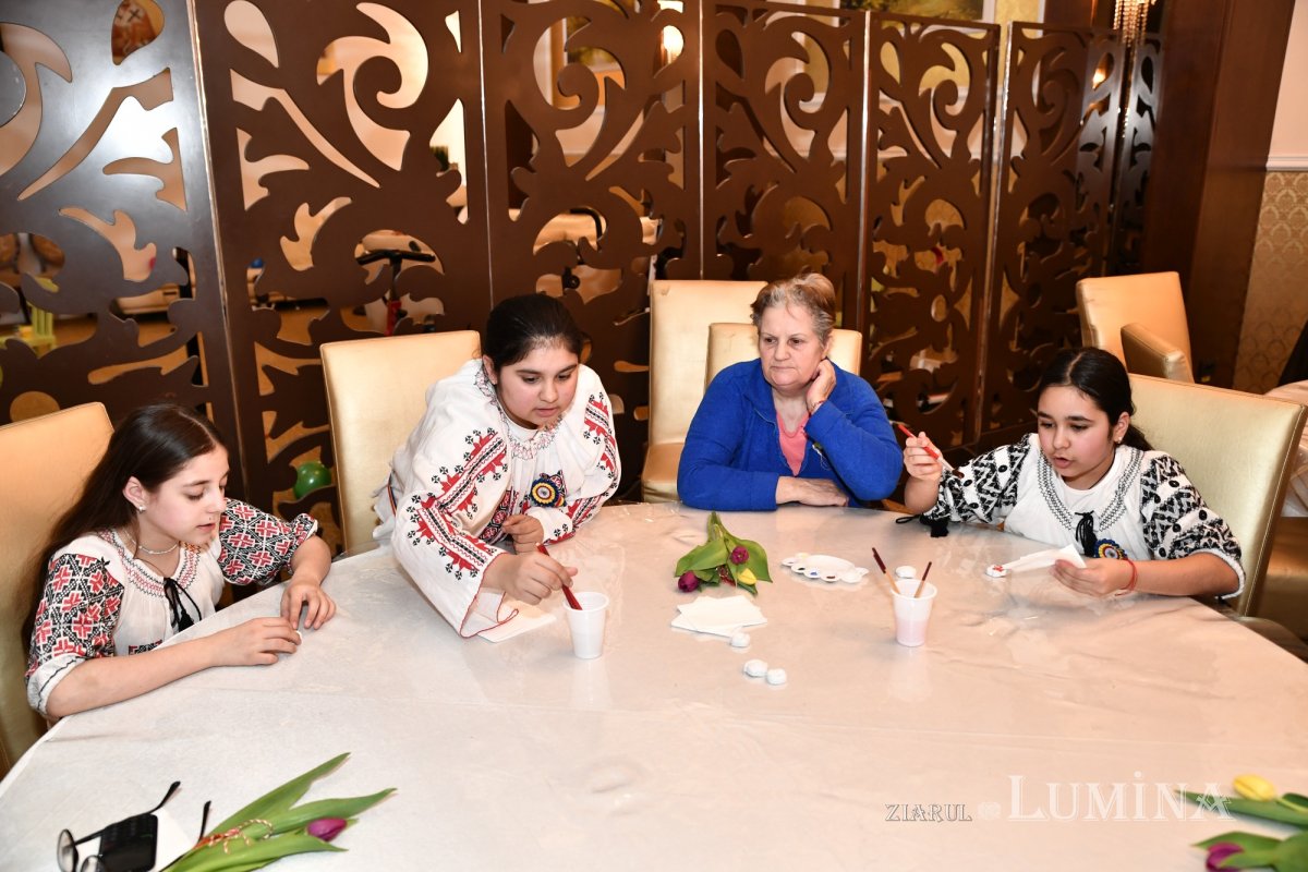 Cântece și daruri pentru rezidenții unui așezământ pentru vârstnici 288175