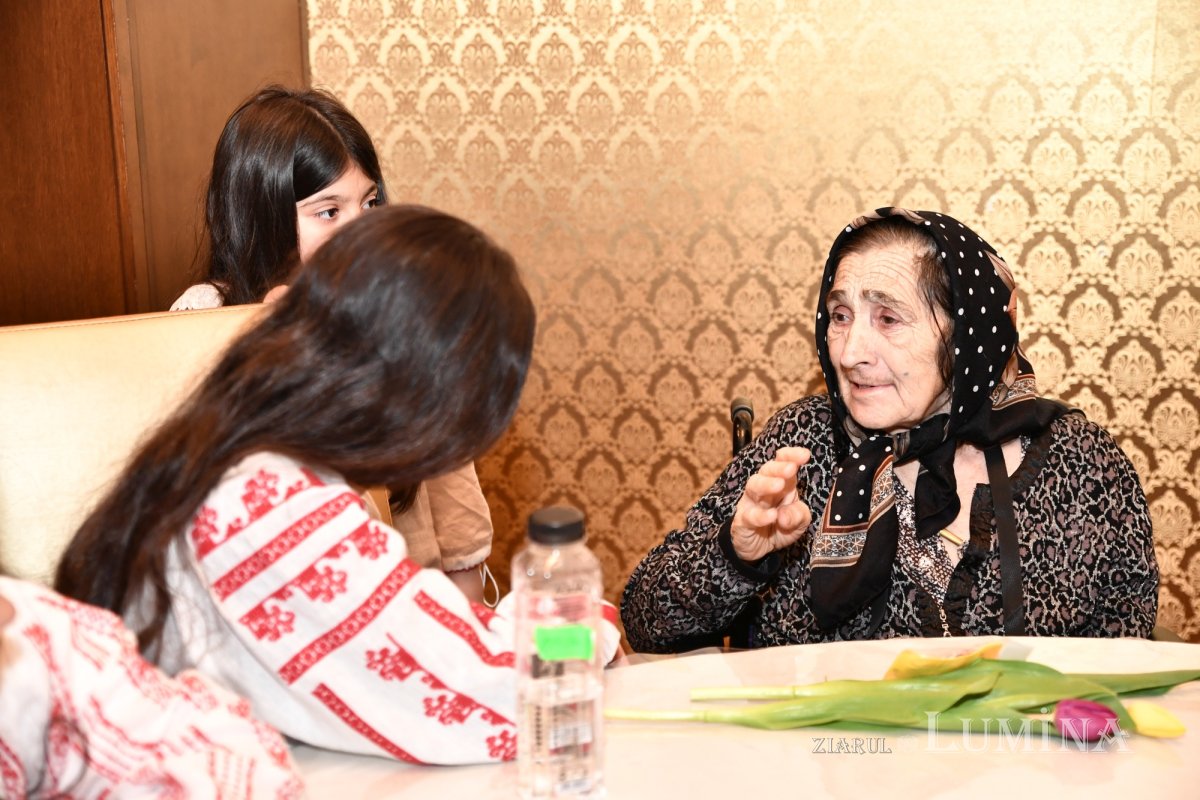 Cântece și daruri pentru rezidenții unui așezământ pentru vârstnici 288177