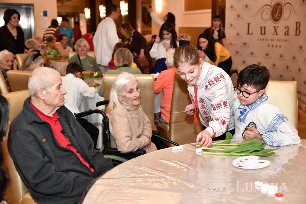 Cântece și daruri pentru rezidenții unui așezământ pentru vârstnici 288178