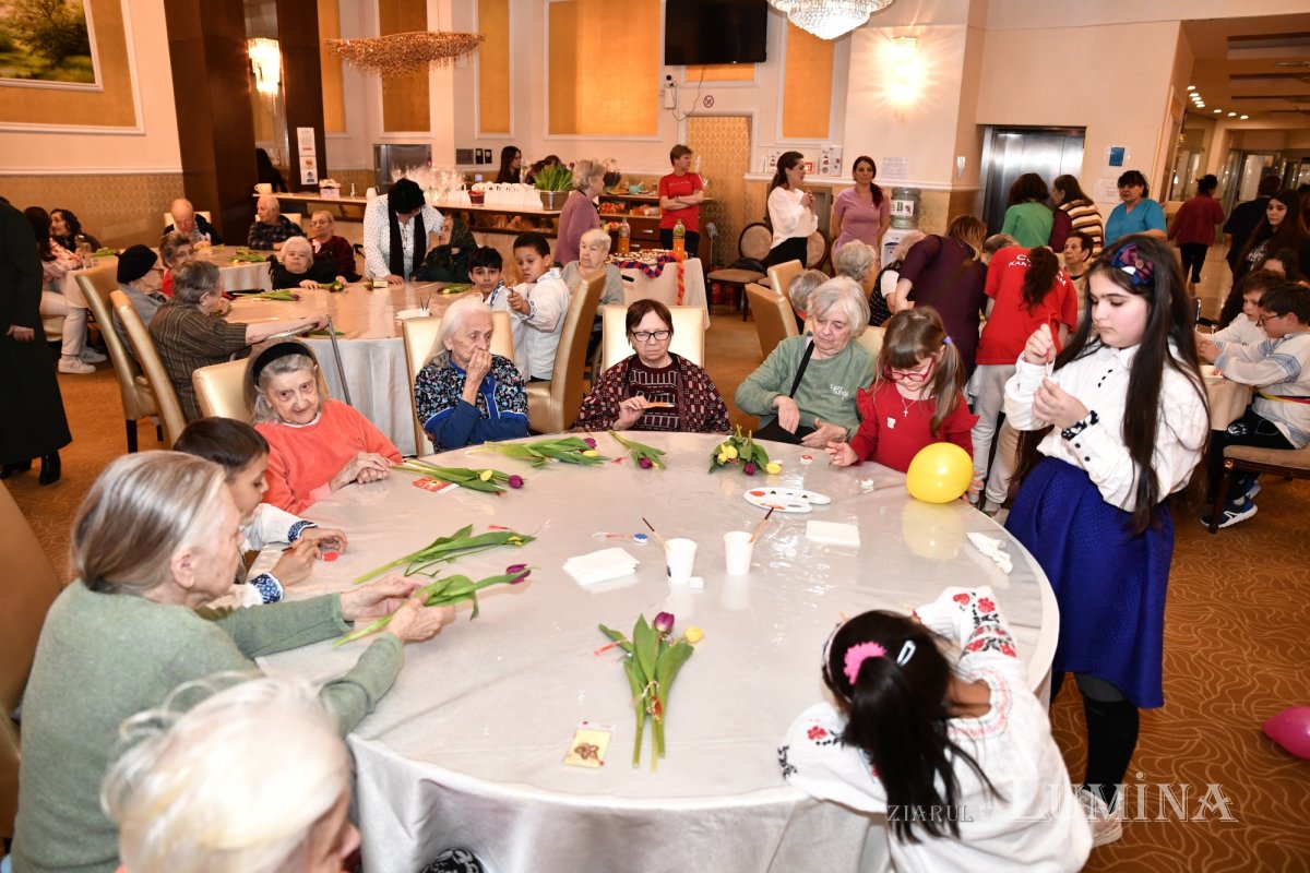 Cântece și daruri pentru rezidenții unui așezământ pentru vârstnici 288179