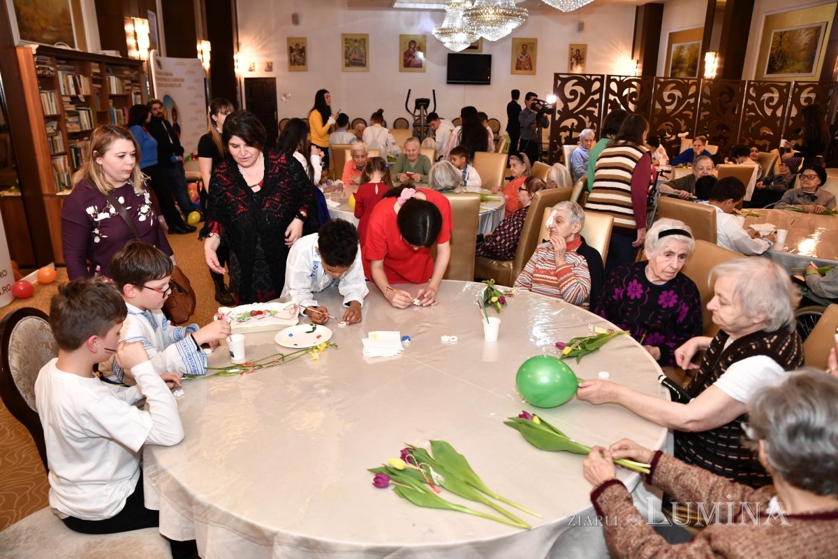 Cântece și daruri pentru rezidenții unui așezământ pentru vârstnici 288180