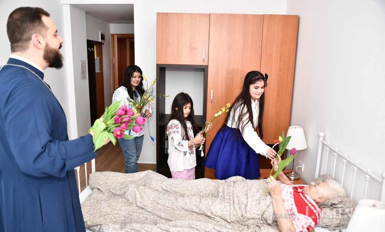 Cântece și daruri pentru rezidenții unui așezământ pentru vârstnici 288192