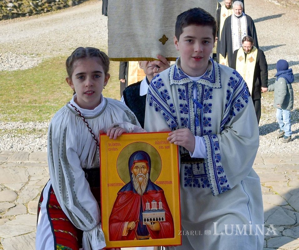 Sclipirile Luminii: Pelerinaj cu moaştele Sfântului Dimitrie cel Nou în protopopiatele Câmpina şi Urlaţi 288751