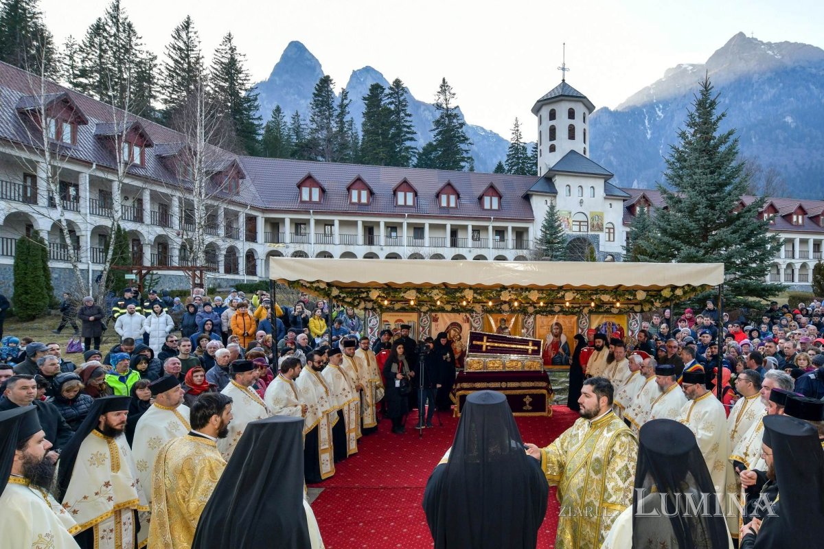 Sclipirile Luminii: Pelerinaj cu moaştele Sfântului Dimitrie cel Nou în protopopiatele Câmpina şi Urlaţi 288752