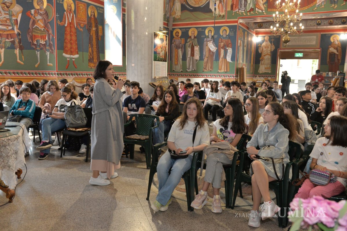 Dezbatere despre pericolele internetului și activitate educativă la o parohie bucureșteană 291625