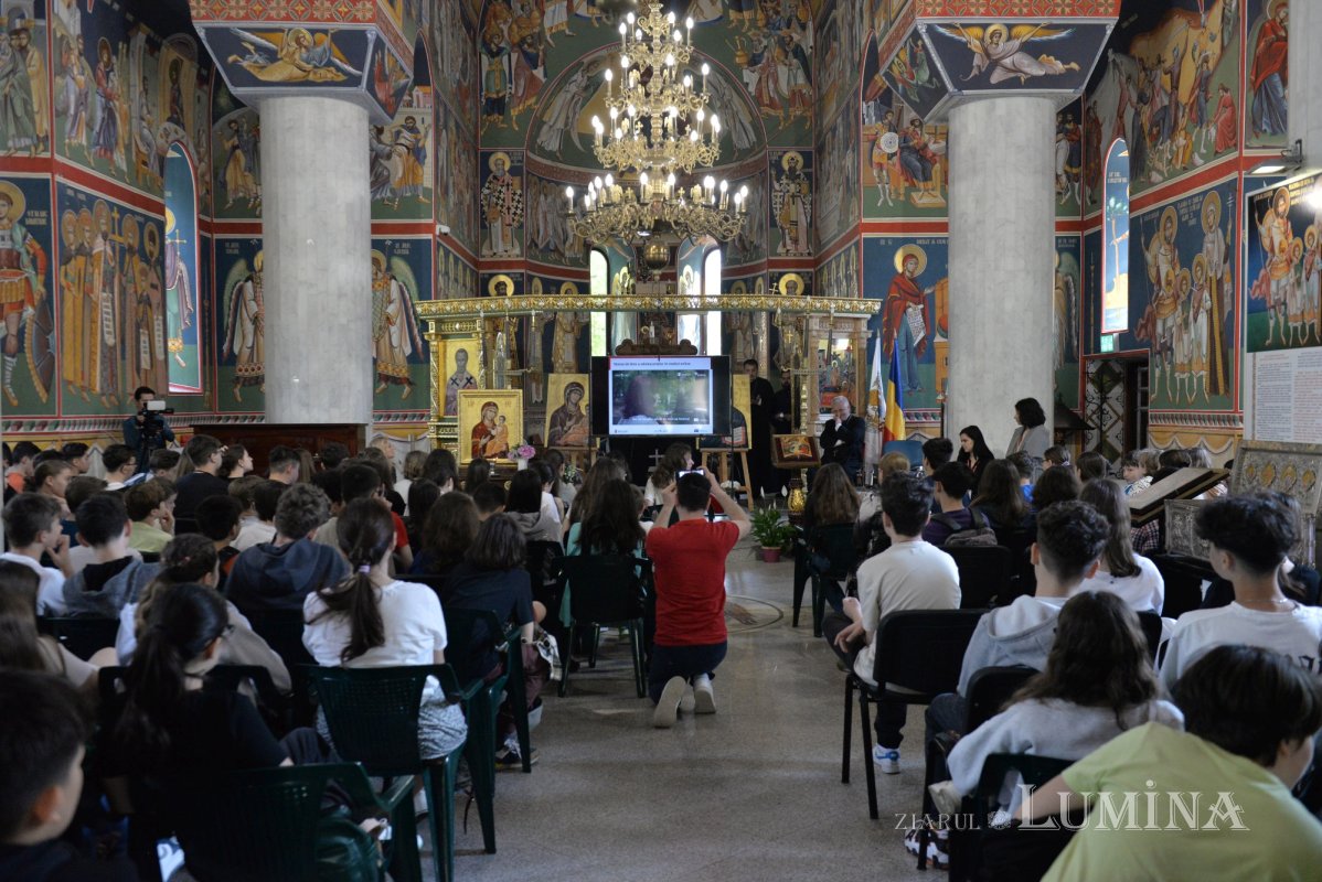 Dezbatere despre pericolele internetului și activitate educativă la o parohie bucureșteană 291626