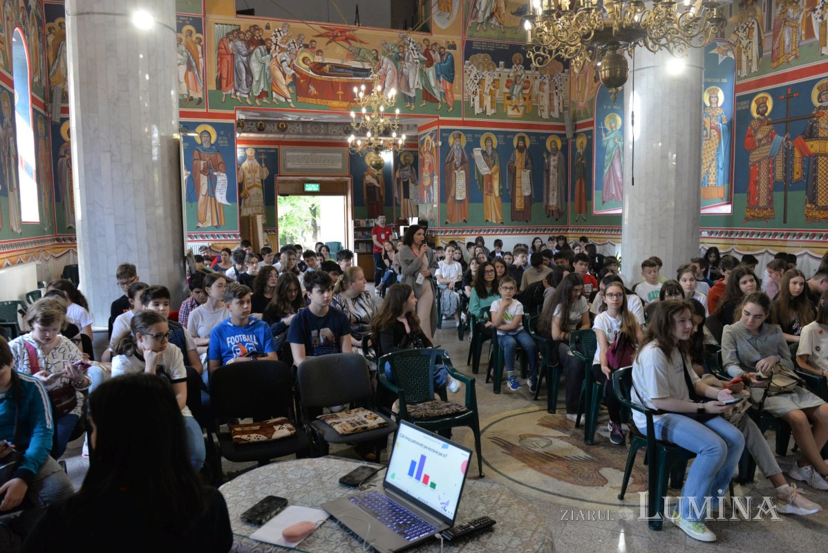 Dezbatere despre pericolele internetului și activitate educativă la o parohie bucureșteană 291763