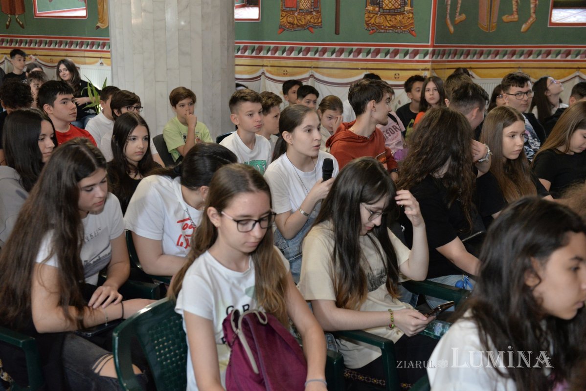 Dezbatere despre pericolele internetului și activitate educativă la o parohie bucureșteană 291764