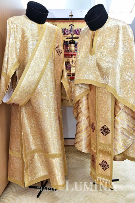 Noi veșminte de sărbătoare pentru clericii din Arhiepiscopia Bucureștilor 293245