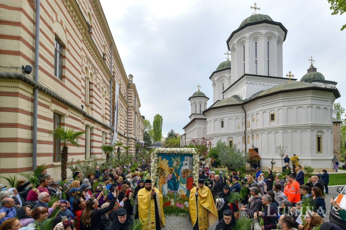 Sclipirile Luminii: Pelerinajul de Florii în Capitală, imagini din 2019 şi 2022 293336