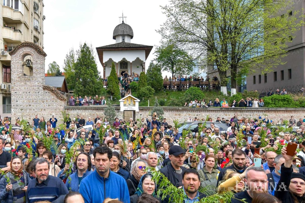 Sclipirile Luminii: Pelerinajul de Florii în Capitală, imagini din 2019 şi 2022 293337