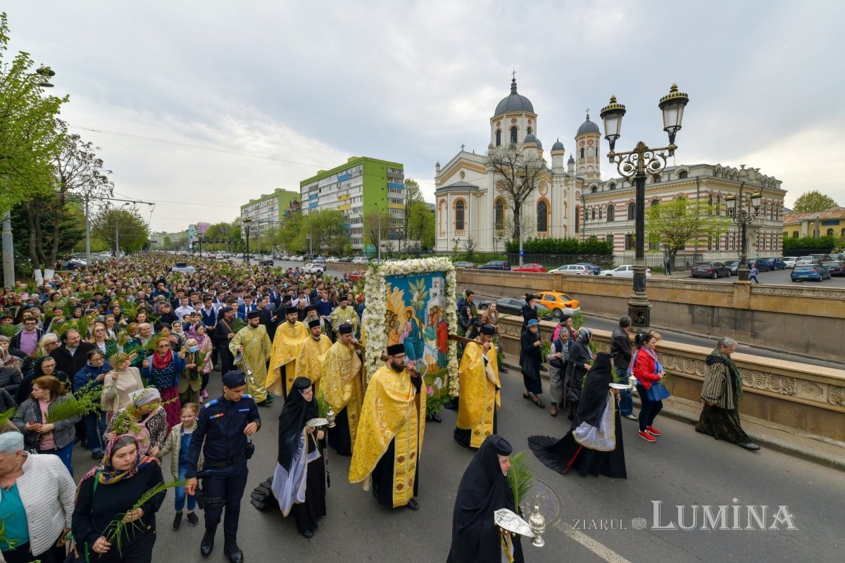 Sclipirile Luminii: Pelerinajul de Florii în Capitală, imagini din 2019 şi 2022 293338