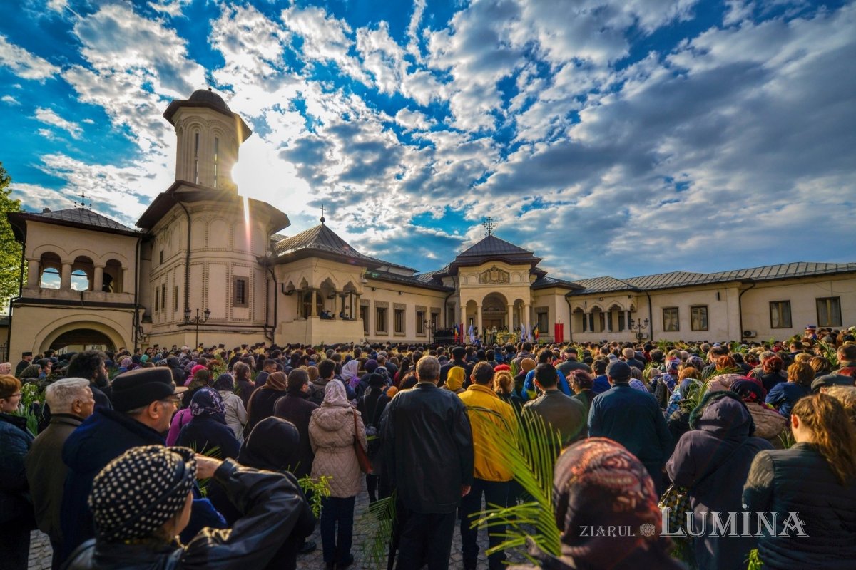 Sclipirile Luminii: Pelerinajul de Florii în Capitală, imagini din 2019 şi 2022 293339