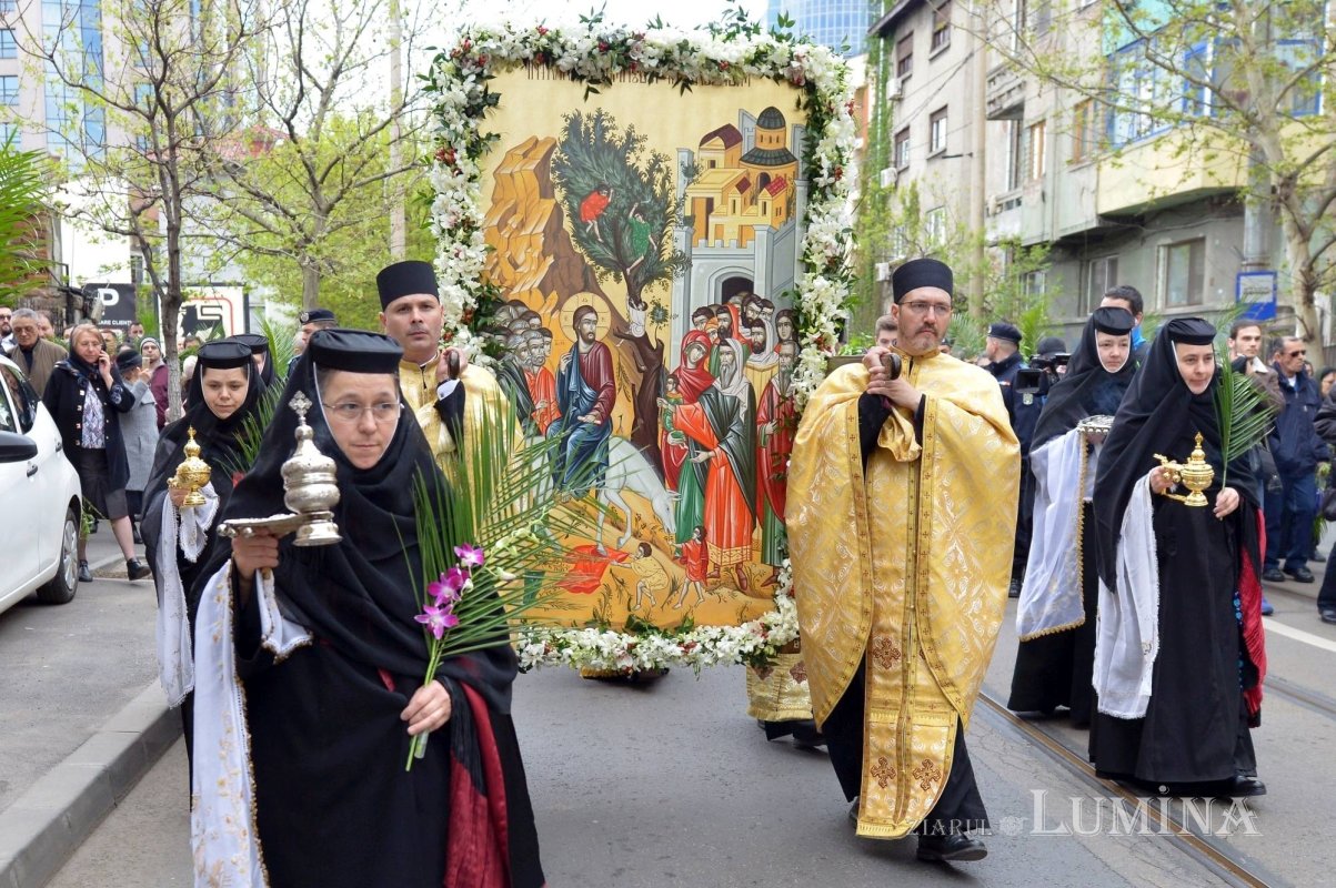 Sclipirile Luminii: Pelerinajul de Florii în Capitală, imagini din 2019 şi 2022 293342