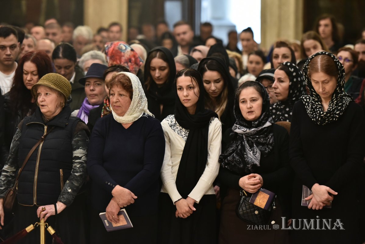 Prohodul Domnului cântat de bucureșteni la Catedrala Patriarhală 294255