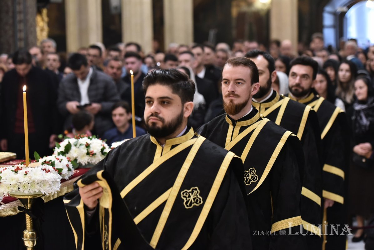 Prohodul Domnului cântat de bucureșteni la Catedrala Patriarhală 294257