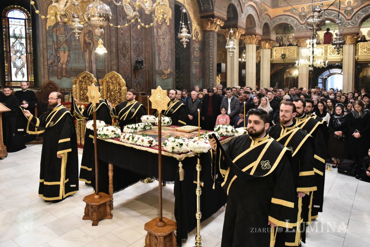 Prohodul Domnului cântat de bucureșteni la Catedrala Patriarhală 294260