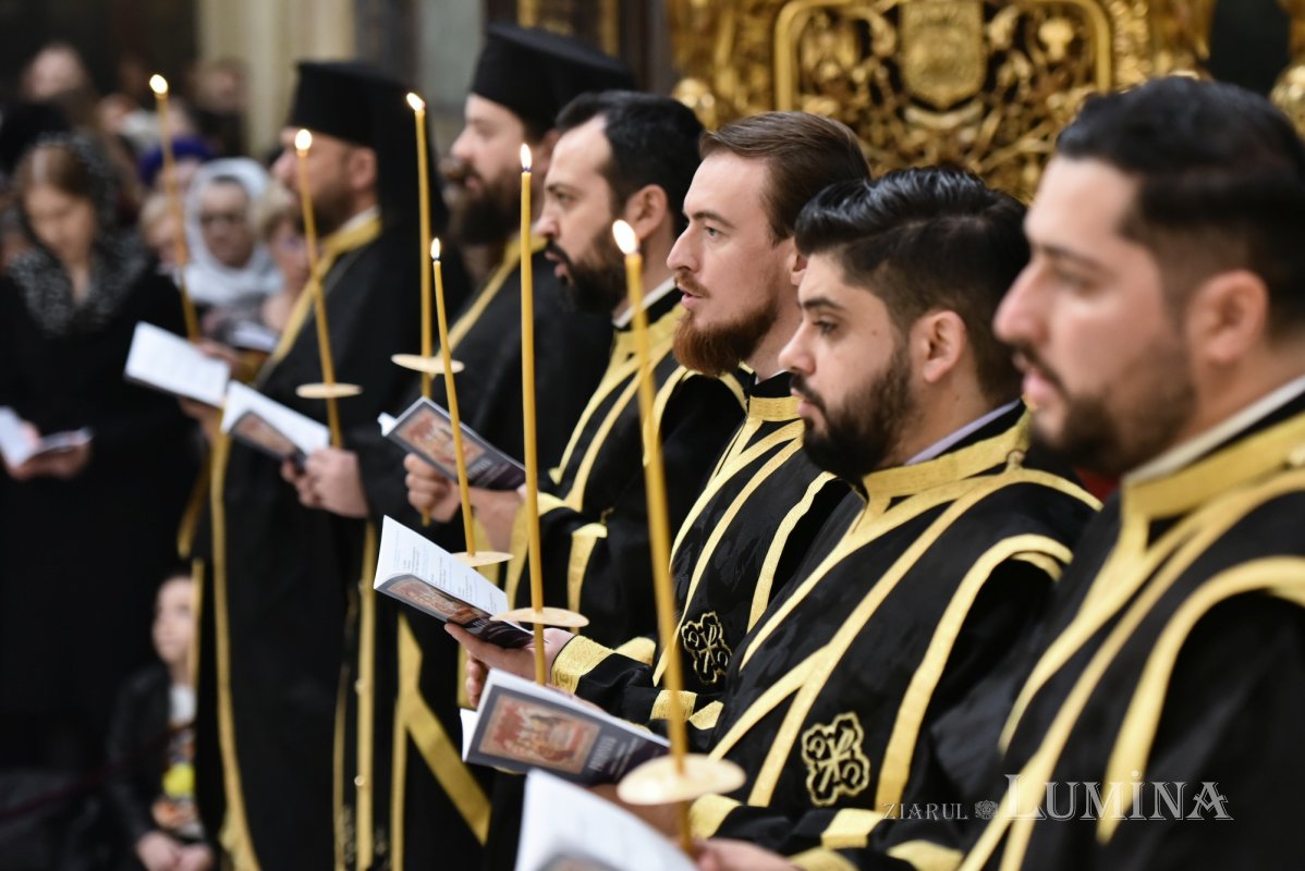 Prohodul Domnului cântat de bucureșteni la Catedrala Patriarhală 294262