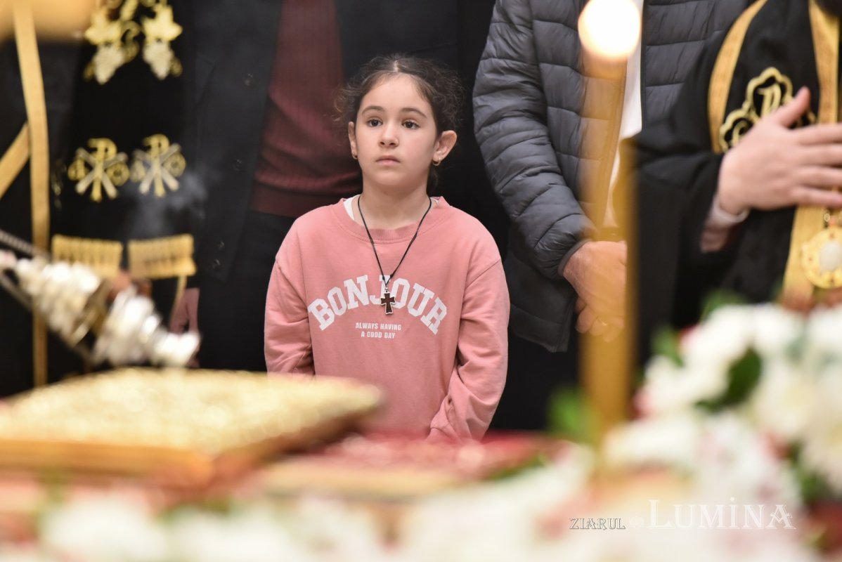 Prohodul Domnului cântat de bucureșteni la Catedrala Patriarhală 294264