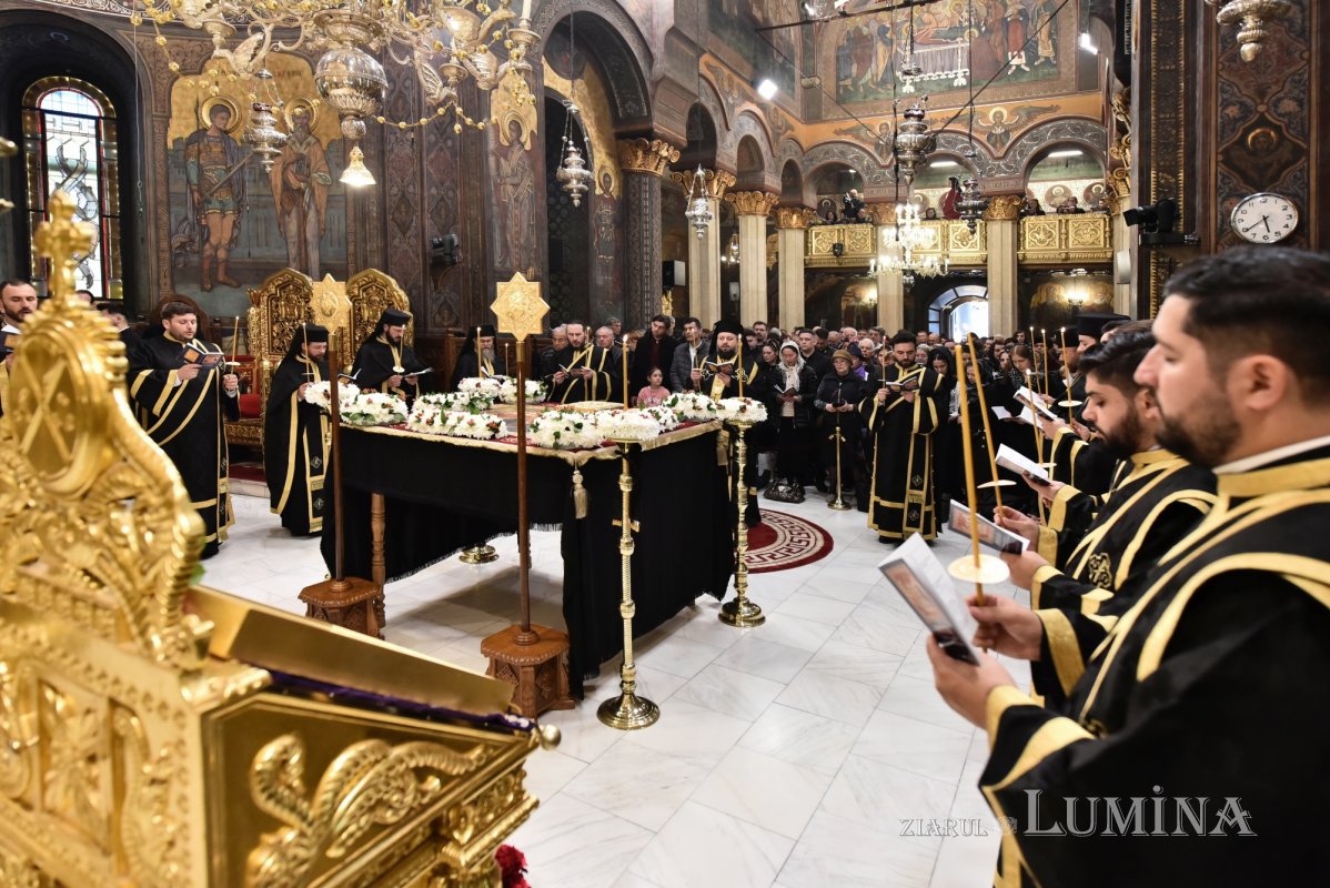 Prohodul Domnului cântat de bucureșteni la Catedrala Patriarhală 294266