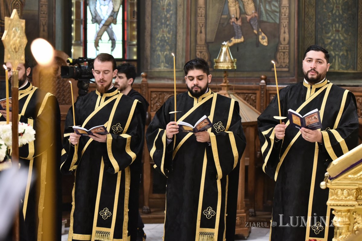 Prohodul Domnului cântat de bucureșteni la Catedrala Patriarhală 294270