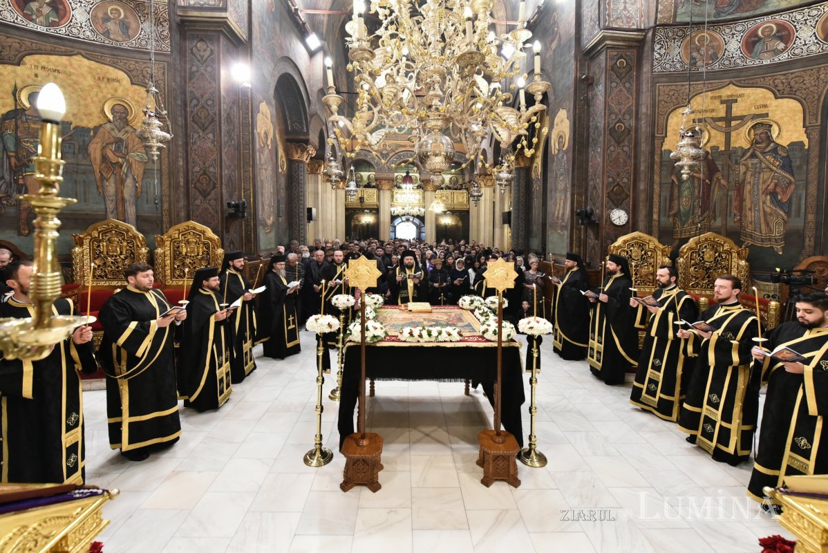 Prohodul Domnului cântat de bucureșteni la Catedrala Patriarhală 294271
