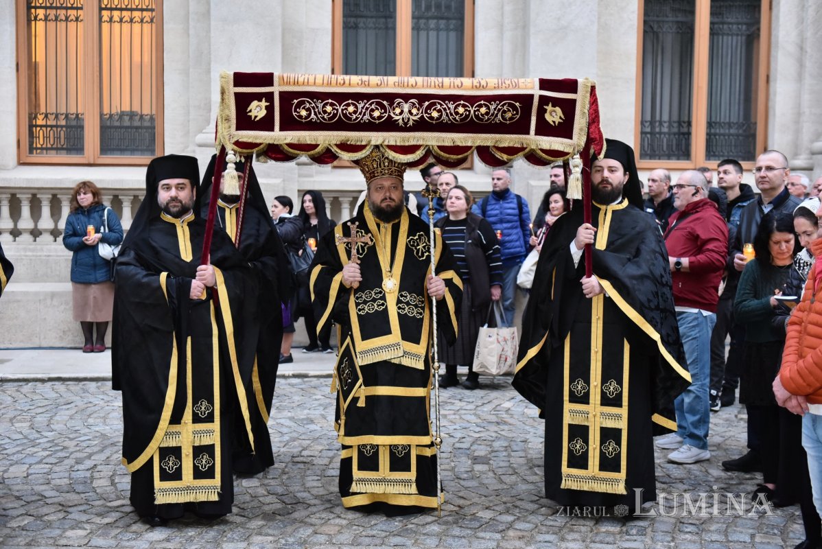 Prohodul Domnului cântat de bucureșteni la Catedrala Patriarhală 294289