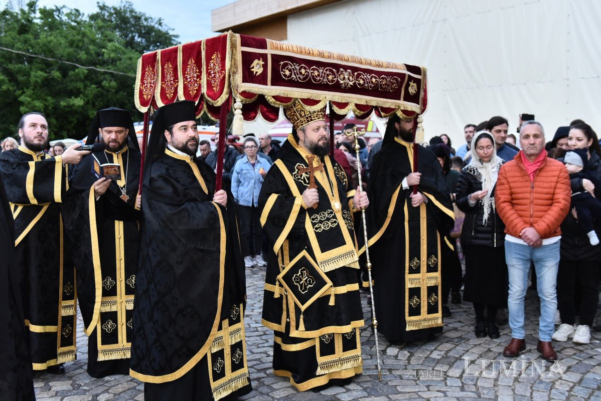 Prohodul Domnului cântat de bucureșteni la Catedrala Patriarhală 294296
