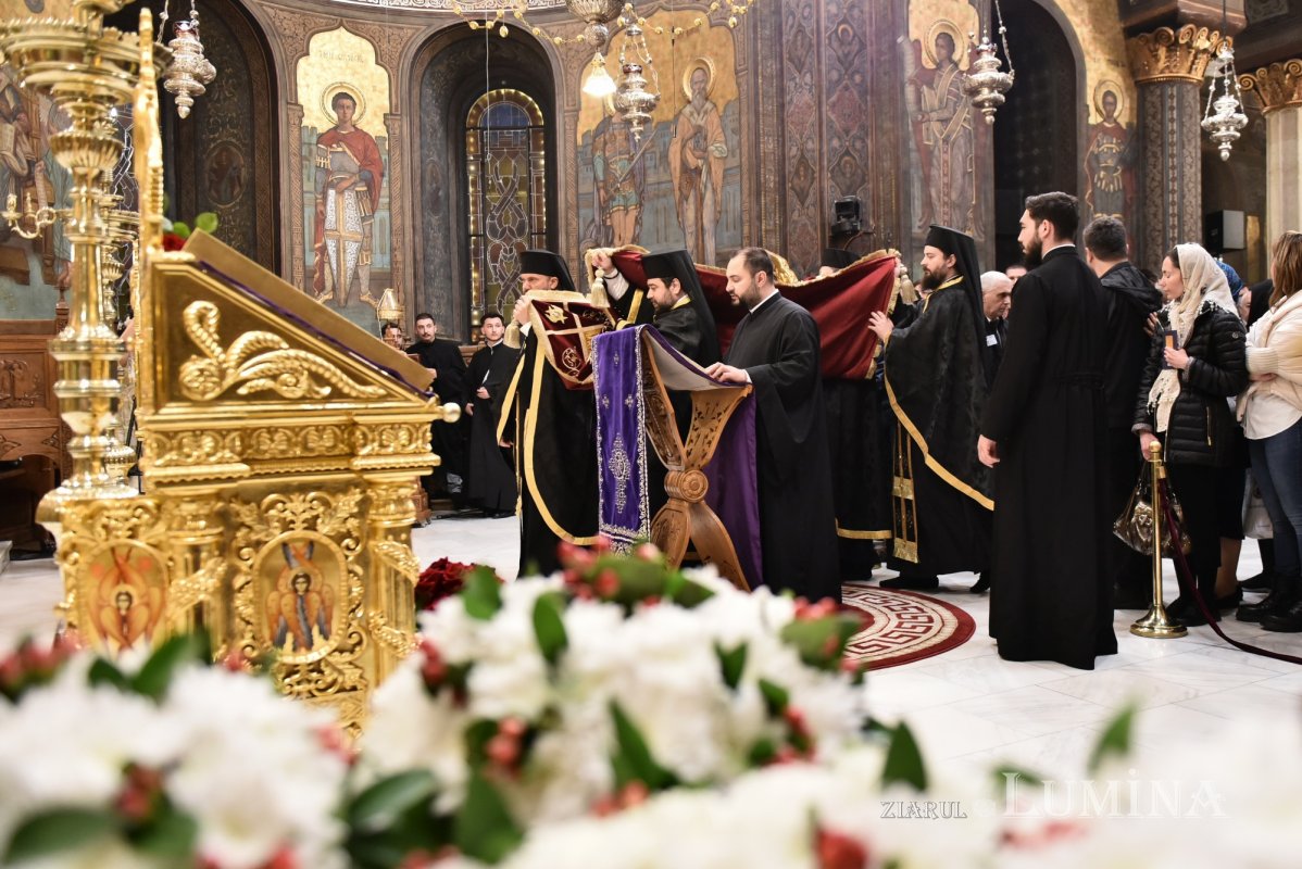 Prohodul Domnului cântat de bucureșteni la Catedrala Patriarhală 294302