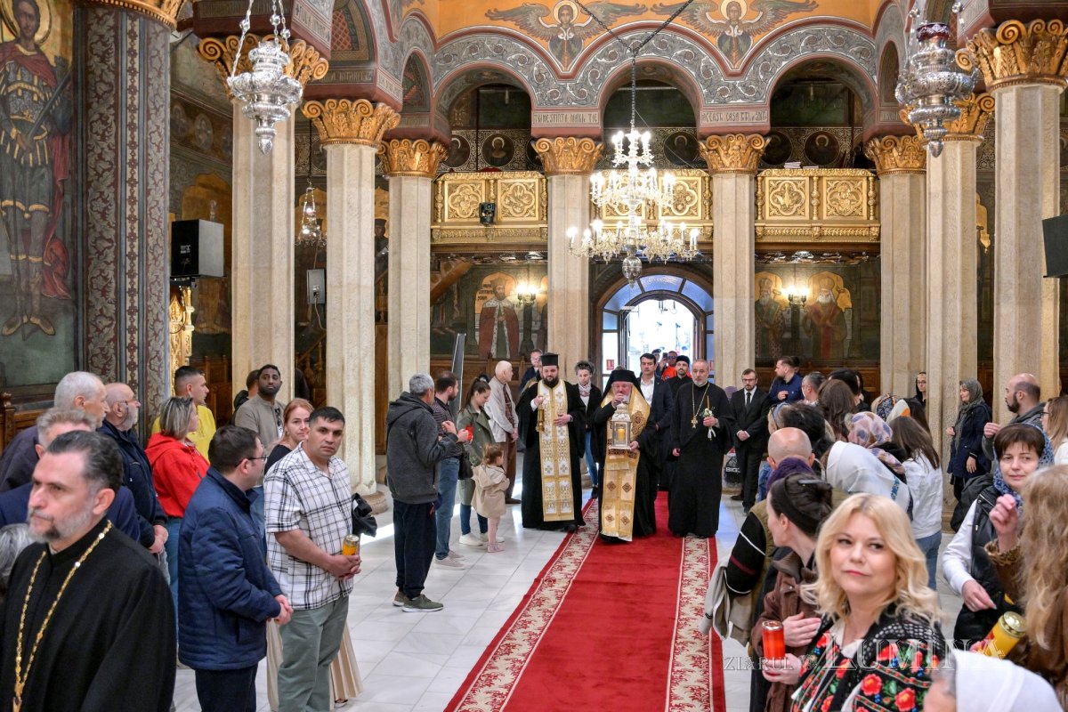 Patriarhul României a primit Sfânta Lumină de la Ierusalim 294367