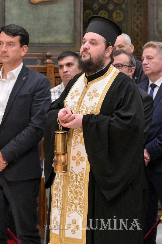 Patriarhul României a primit Sfânta Lumină de la Ierusalim 294373