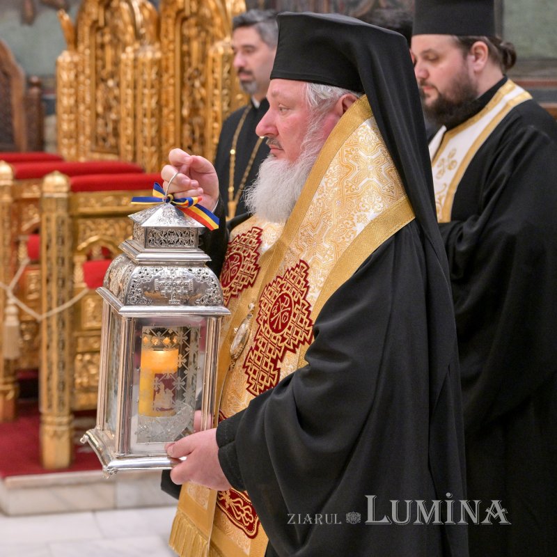 Patriarhul României a primit Sfânta Lumină de la Ierusalim 294374
