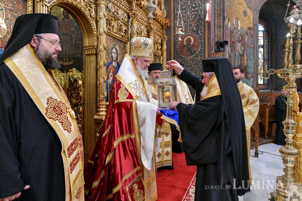 Patriarhul României a primit Sfânta Lumină de la Ierusalim 294375