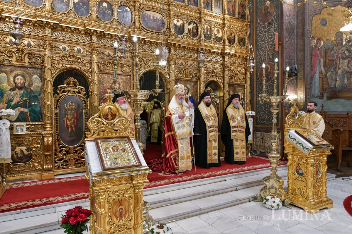 Patriarhul României a primit Sfânta Lumină de la Ierusalim 294377