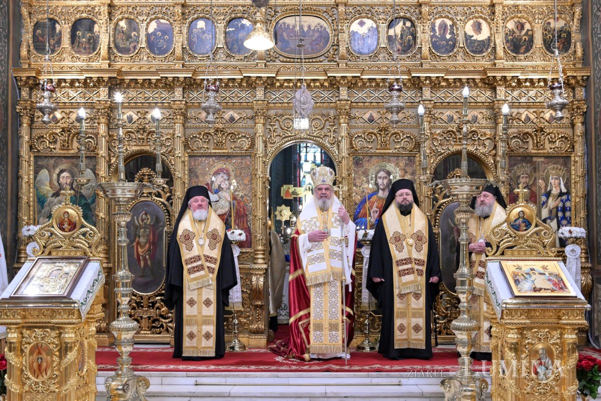 Patriarhul României a primit Sfânta Lumină de la Ierusalim 294378