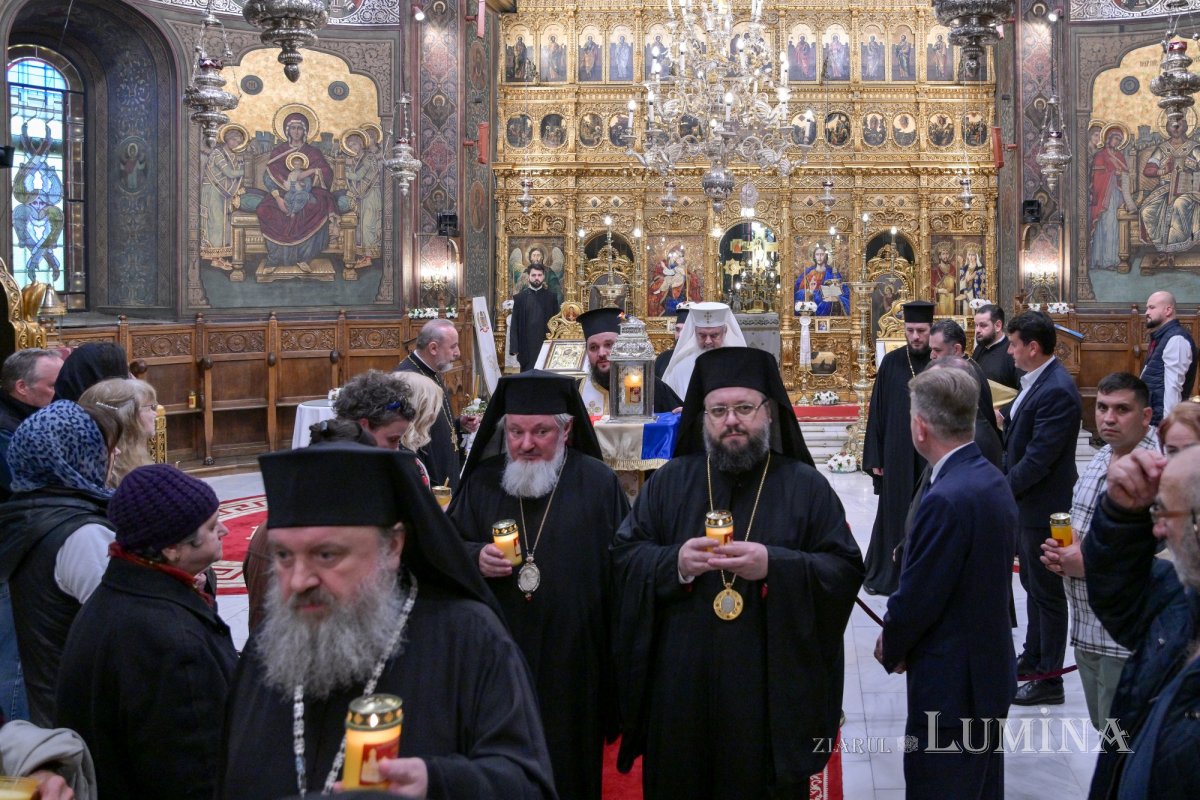 Patriarhul României a primit Sfânta Lumină de la Ierusalim 294379