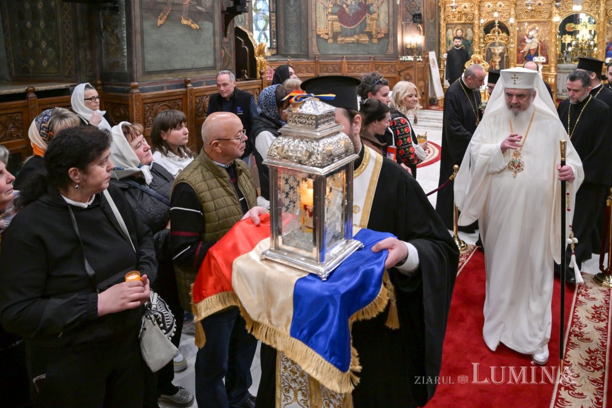 Patriarhul României a primit Sfânta Lumină de la Ierusalim 294380
