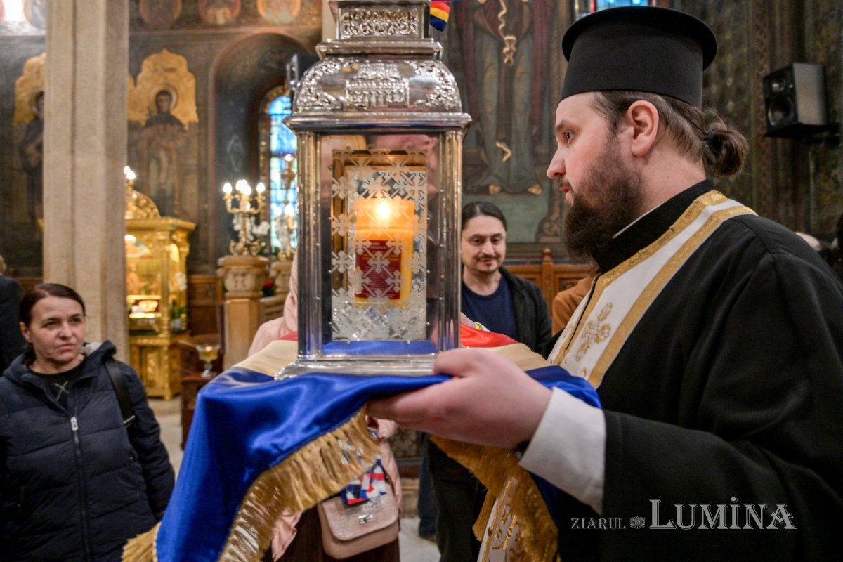 Patriarhul României a primit Sfânta Lumină de la Ierusalim 294381