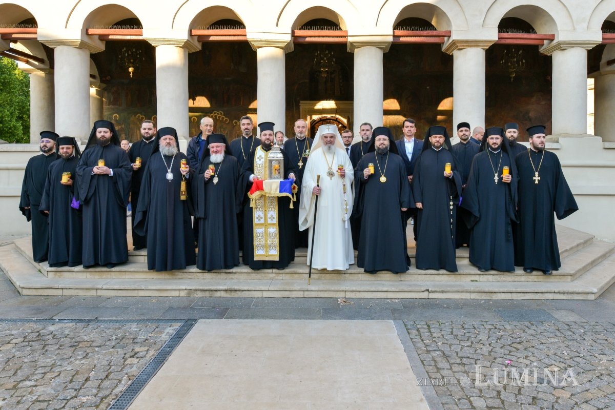 Patriarhul României a primit Sfânta Lumină de la Ierusalim 294382