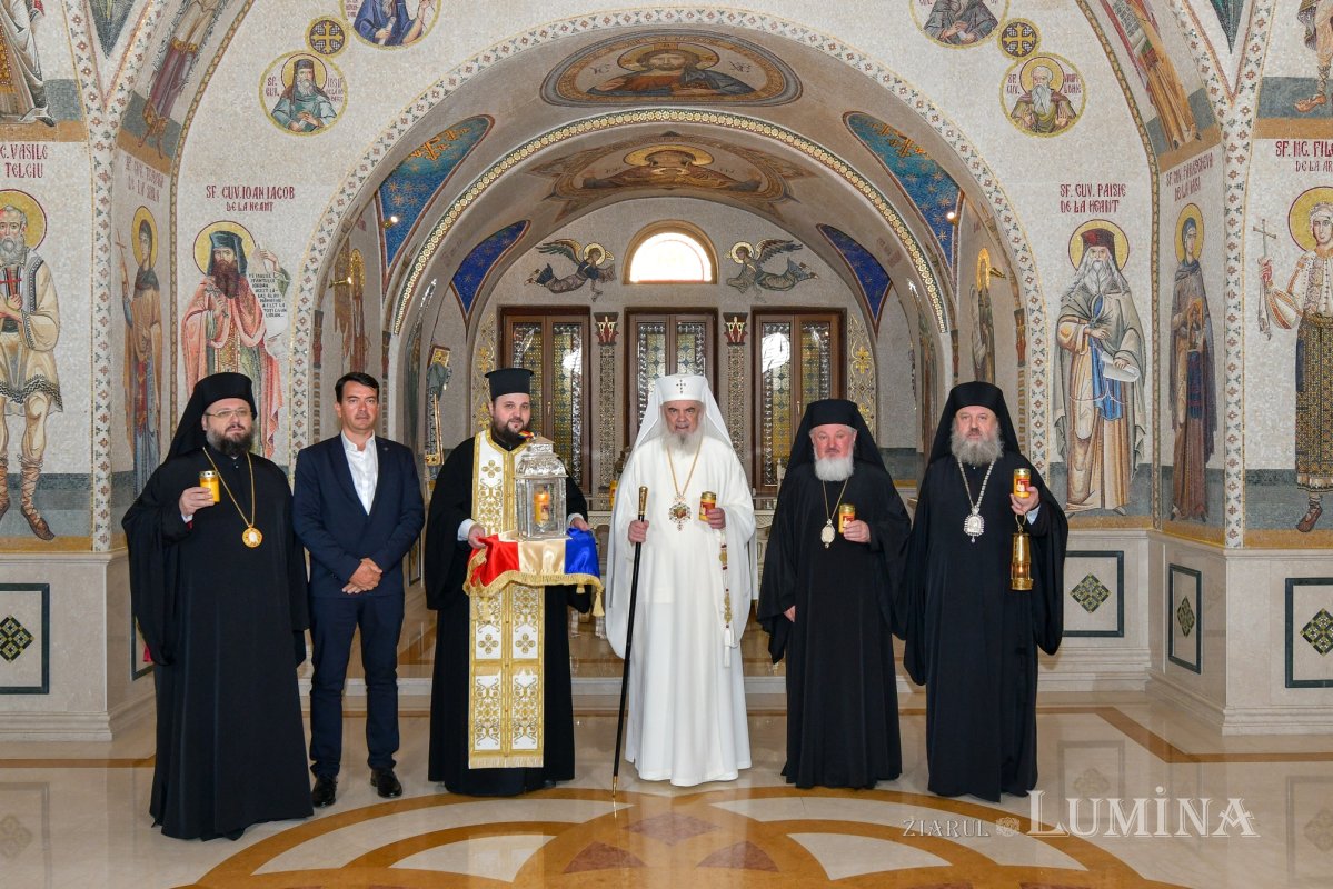 Patriarhul României a primit Sfânta Lumină de la Ierusalim 294385
