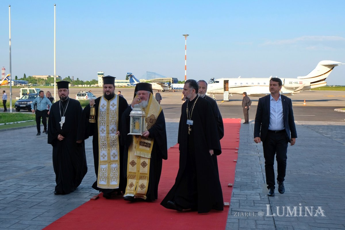 Sfânta Lumină a ajuns în țara noastră 294356