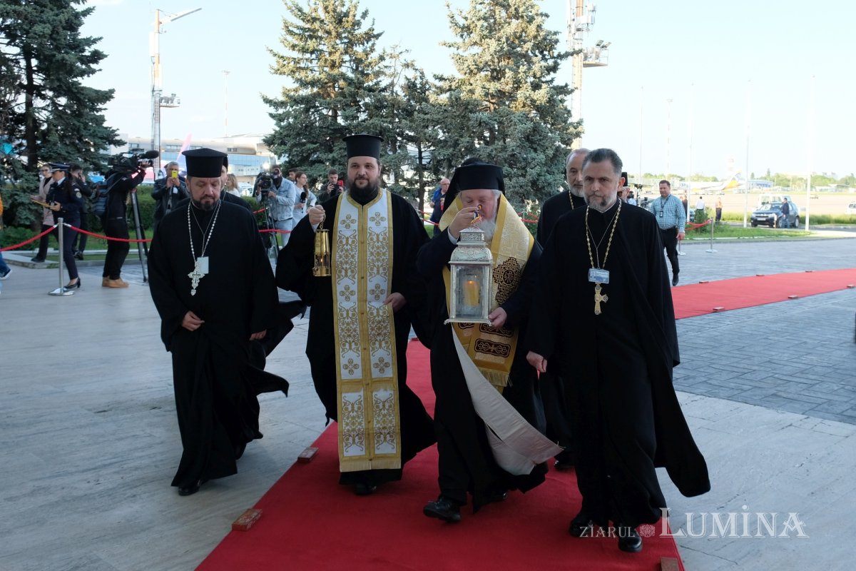 Sfânta Lumină a ajuns în țara noastră 294357