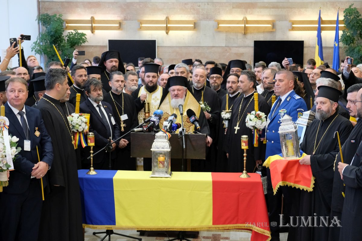 Sfânta Lumină a ajuns în țara noastră 294359