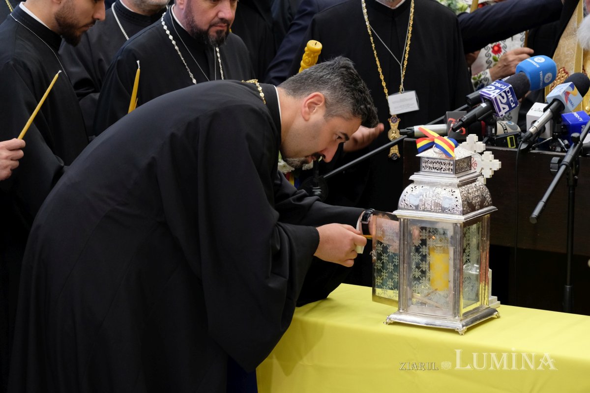 Sfânta Lumină a ajuns în țara noastră 294361