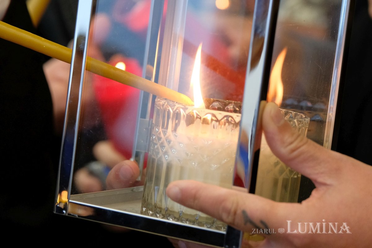 Sfânta Lumină a ajuns în țara noastră 294364
