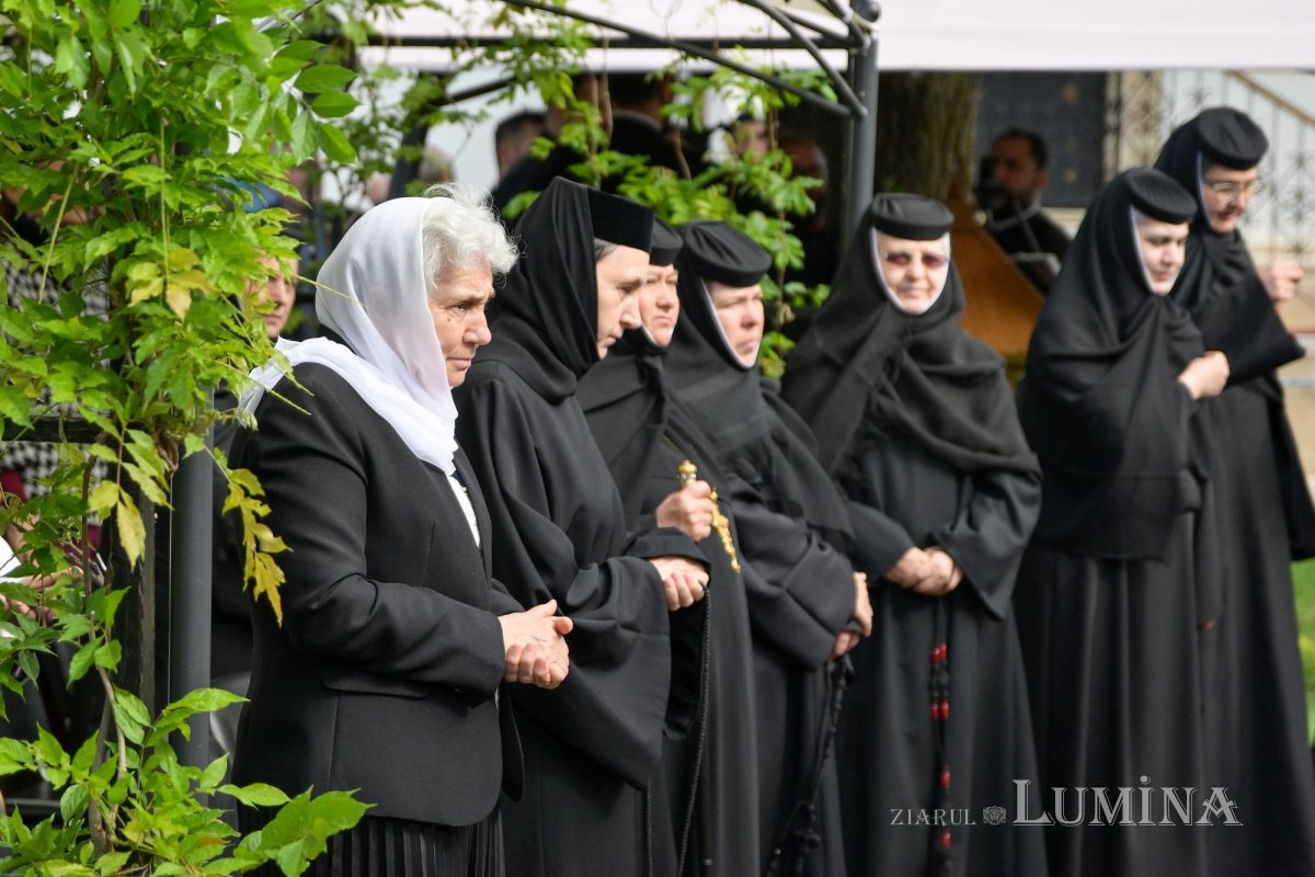 Revărsare de har tămăduitor la izvorul Mănăstirii Ghighiu 294972