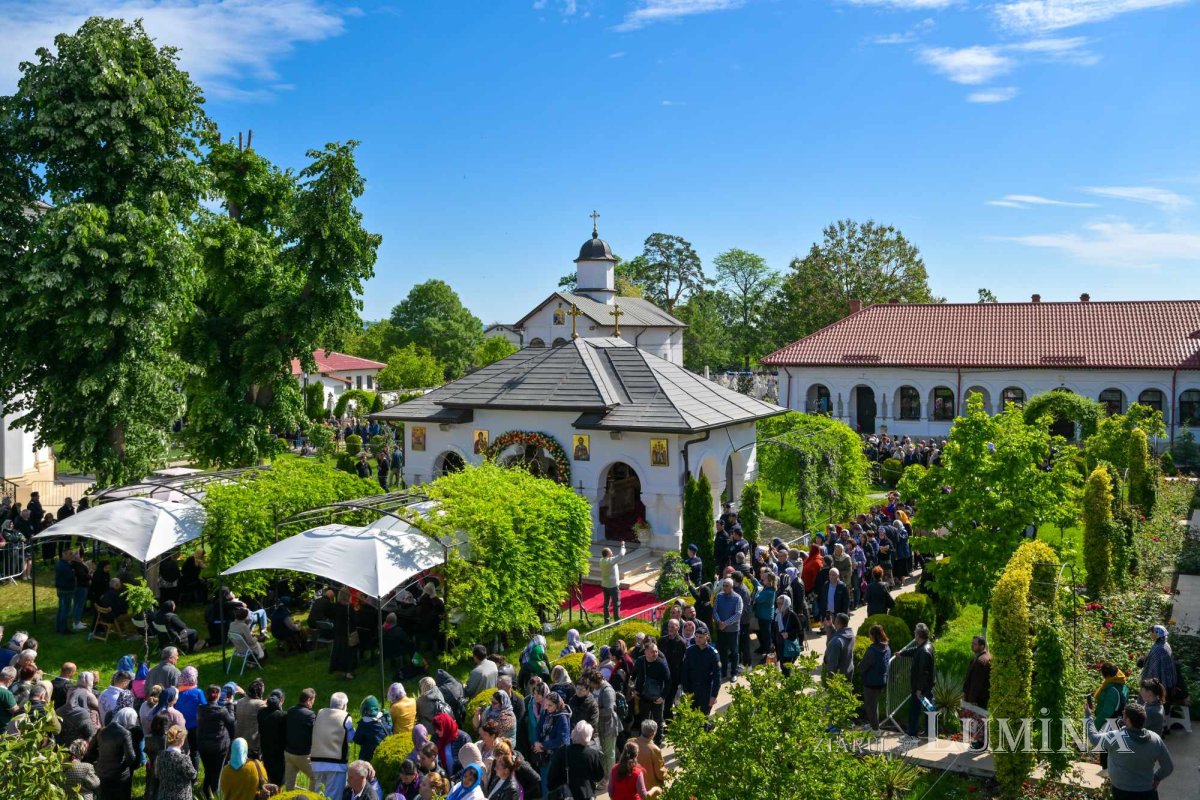 Revărsare de har tămăduitor la izvorul Mănăstirii Ghighiu 294973