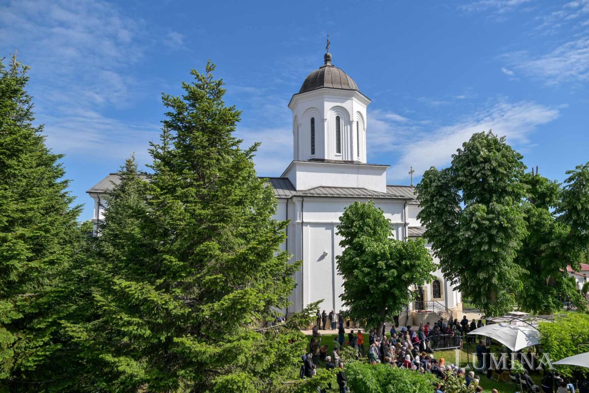 Revărsare de har tămăduitor la izvorul Mănăstirii Ghighiu 294974