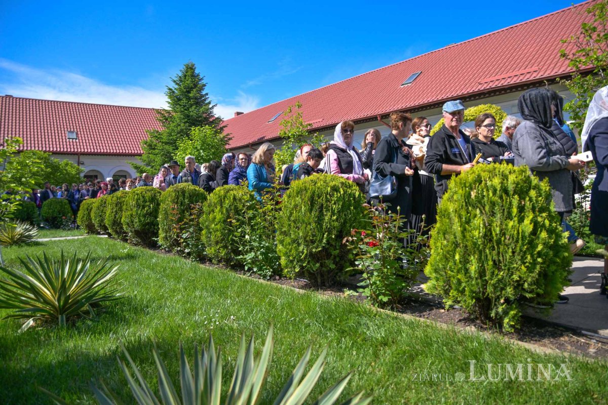 Revărsare de har tămăduitor la izvorul Mănăstirii Ghighiu 294975